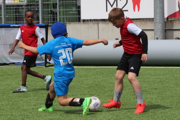 Zwei Fußballer kämpfen um den Ball
