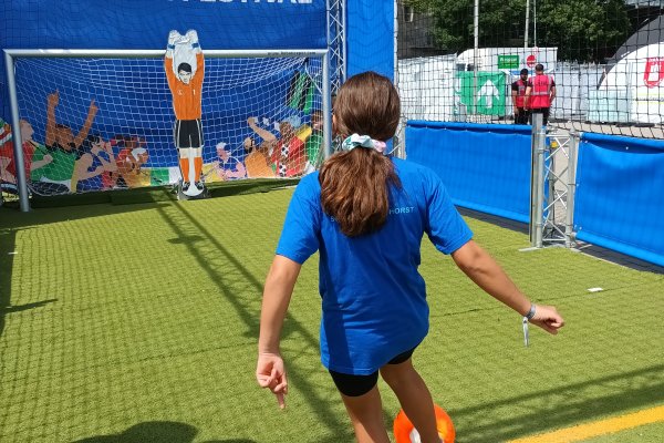 Zwei Fußballer kämpfen um den Ball