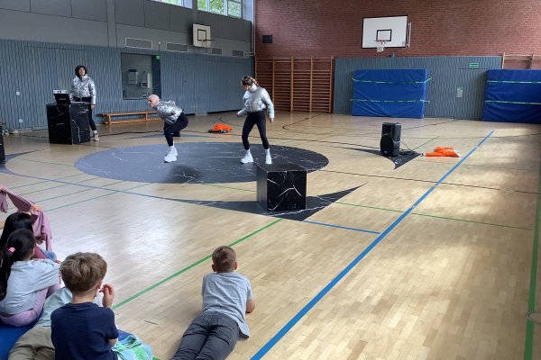 Künstler bei einer Aufführung in der Turnhalle