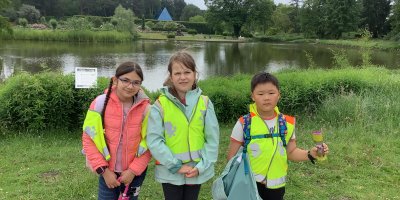 Kinder spielen in der Natur - 3Kindervor einem See im Botanischen Garten