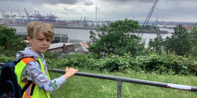Ein Kind steht und blickt auf die Elbe Nähe Fischmarkt